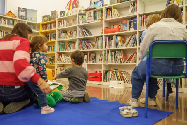Bambini e genitori in una biblioteca