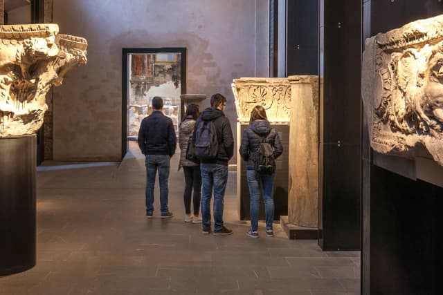 Visitatori in una sala del Museo Archeologico San Lorenzo