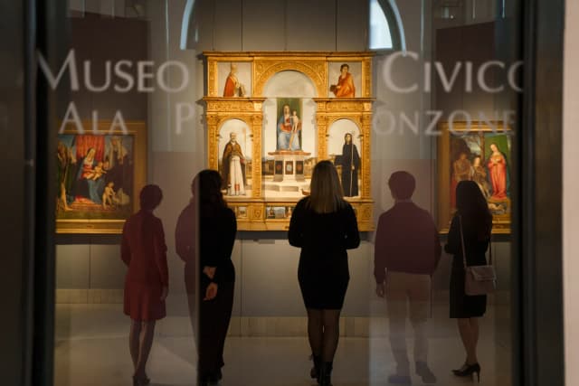 Visitatori all'ingresso del Museo Civico "Ala Ponzone"