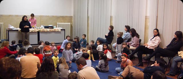 Bambini in un'aula del museo