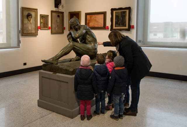 Bambini davanti a una statua